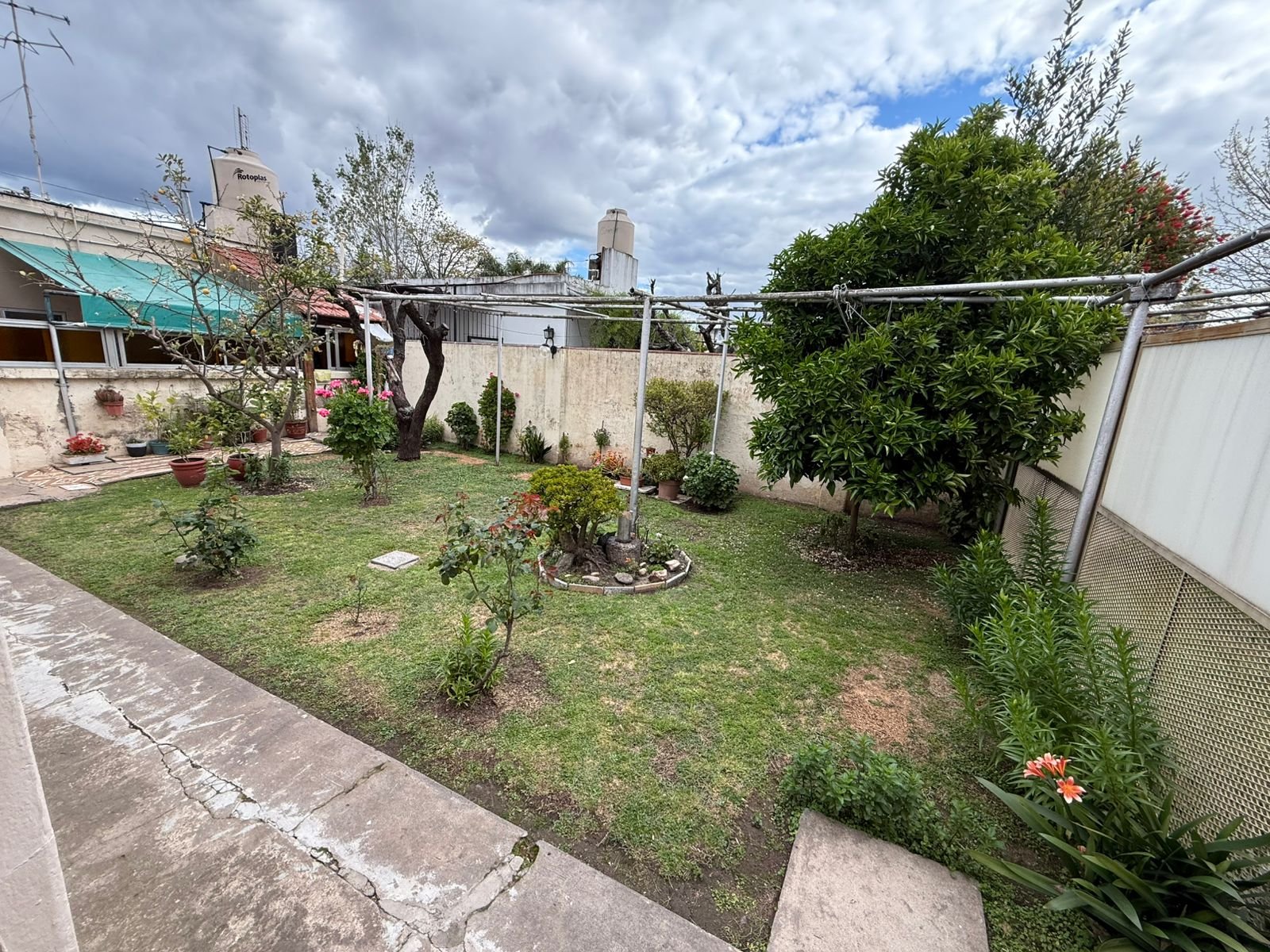 Venta Casa 4 ambientes con depto 3 ambientes en Morón. Financiacion - 2