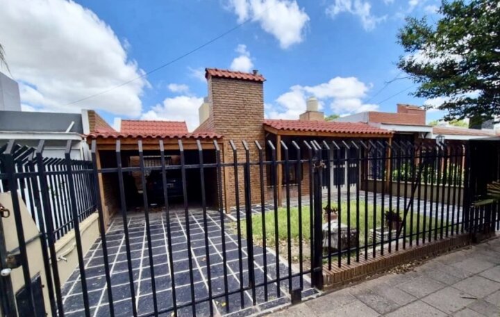 Casa 4 dorm c/ Cochera - Poeta  - apta crédito