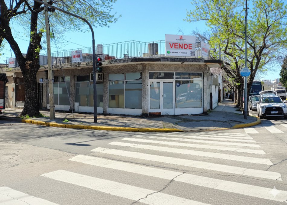 Espectacular Esquina con Locales en Block - 1