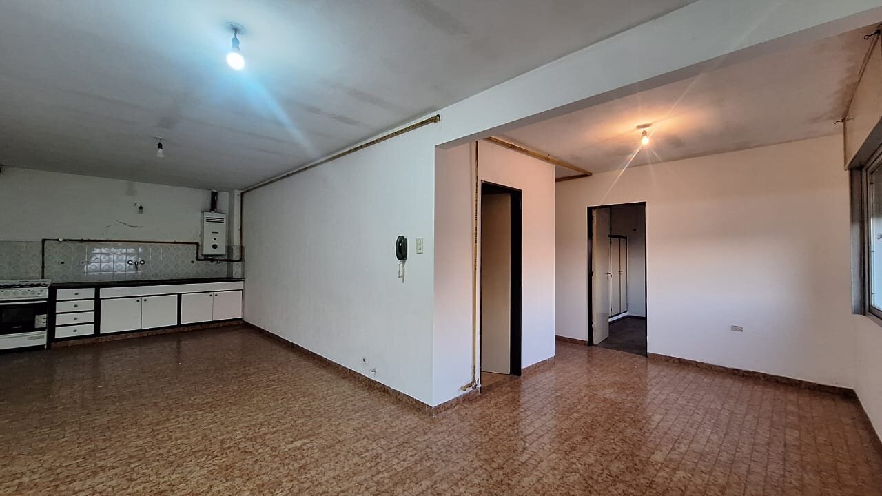 SARMIENTO 2547. UN DORMITORIO. 3ER PISO ESCALERA