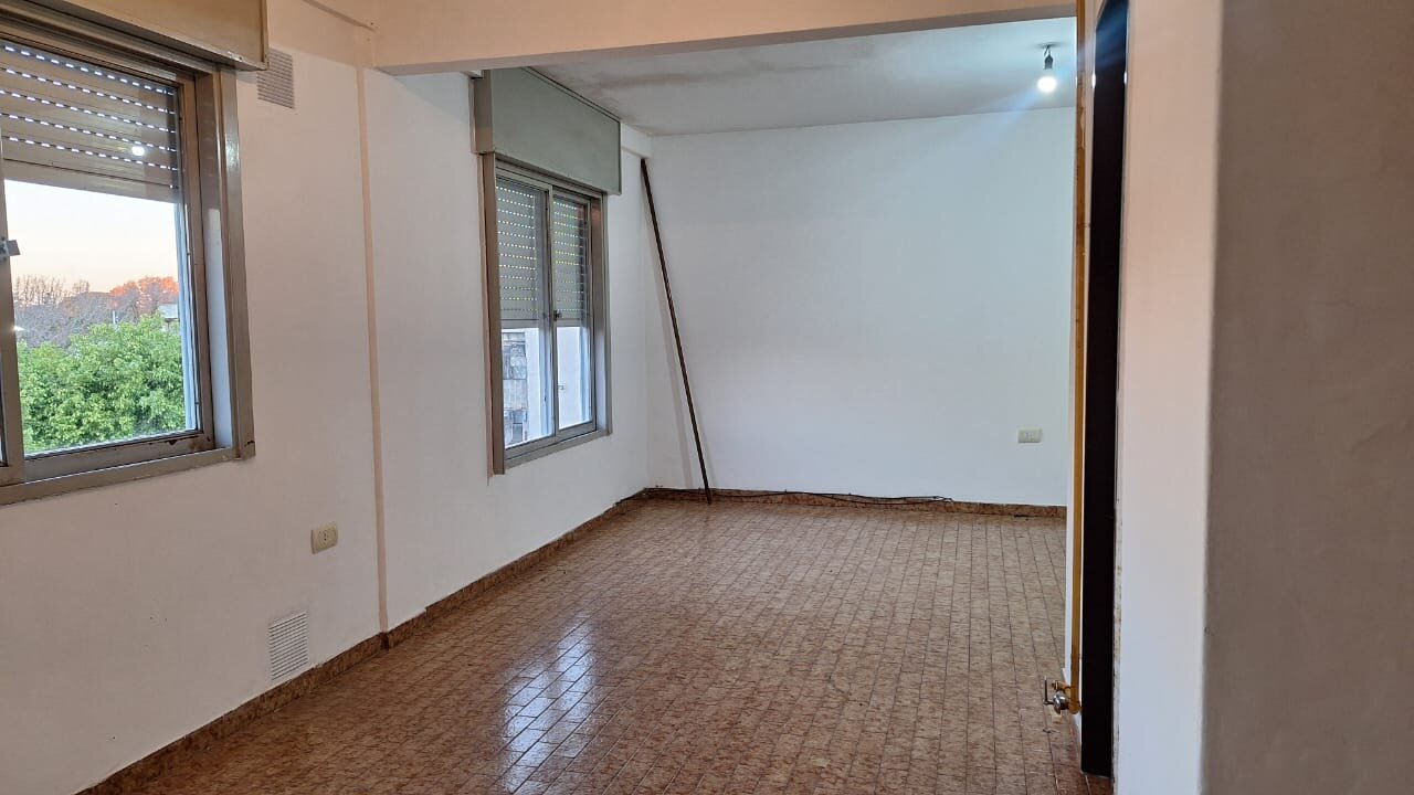 SARMIENTO 2547. UN DORMITORIO. 3ER PISO ESCALERA — foto 2