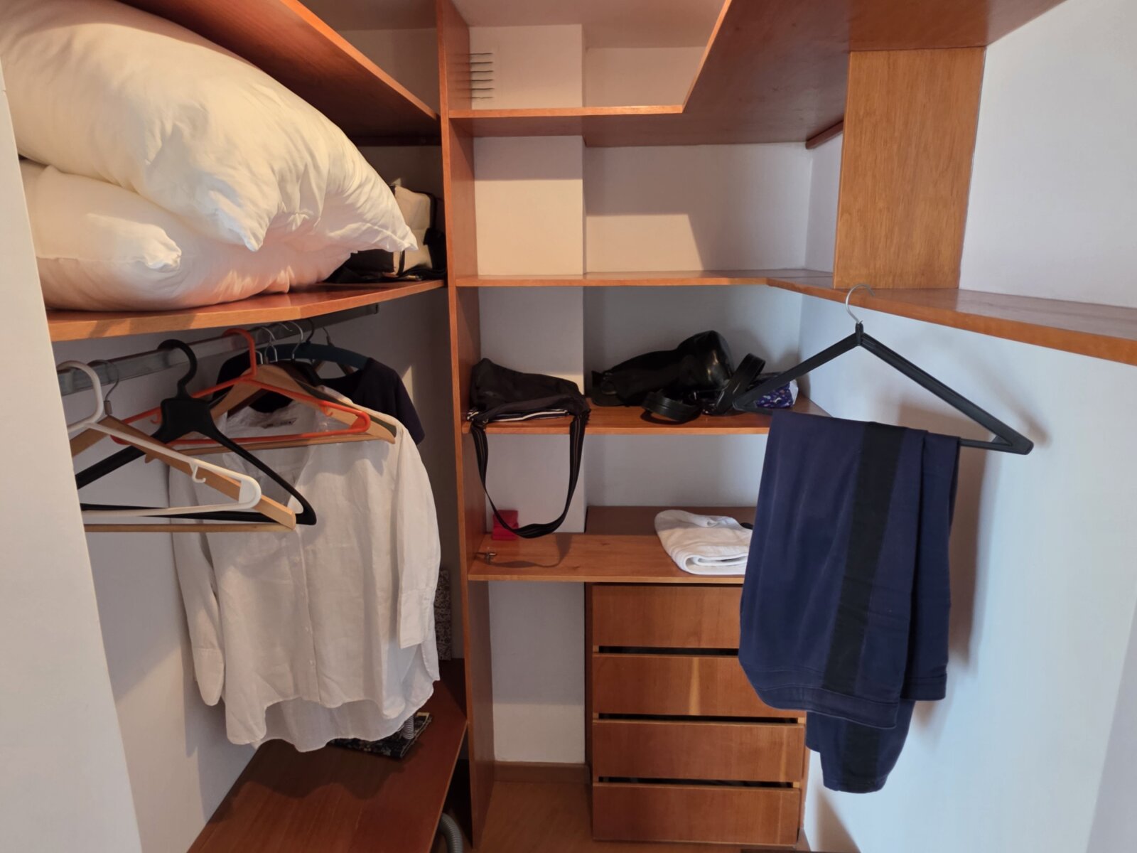Depto de dos dormitorios, dos baños y cochera. Piso exclusivo con vista al rio. Wheelwright y España - 16