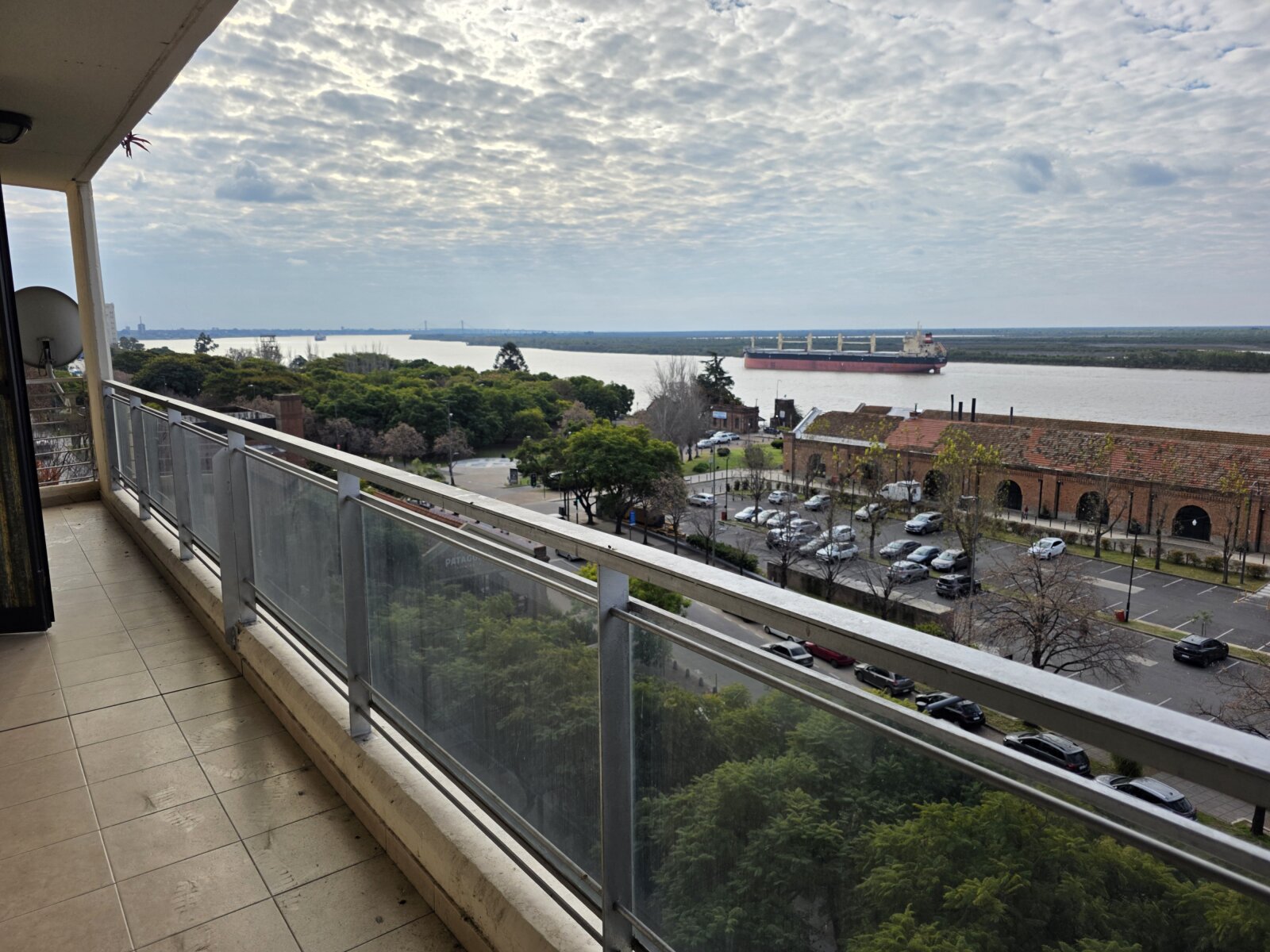 Depto de dos dormitorios, dos baños y cochera. Piso exclusivo con vista al rio. Wheelwright y España - 2