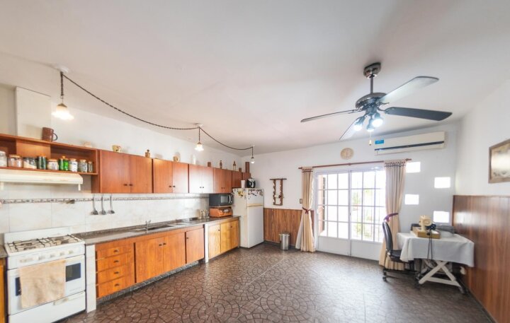 Vendo Casa 2 Dorm. + 2 Locales B° Mirador.