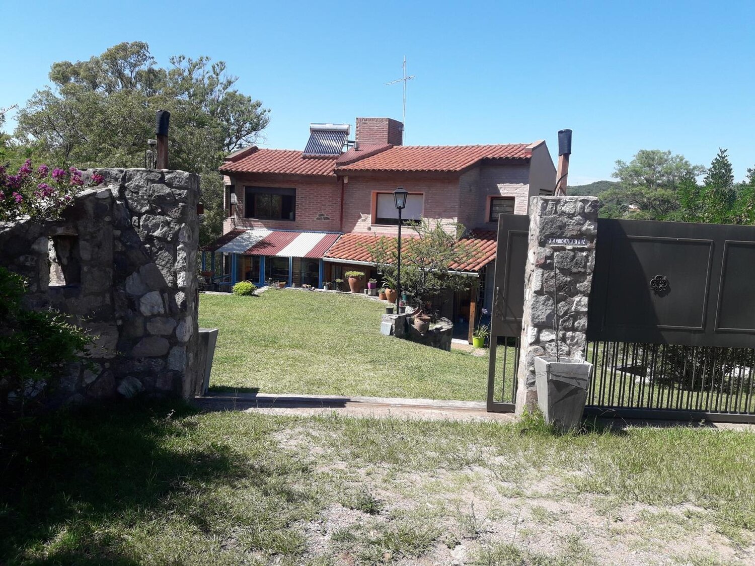 Casa con dos lotes en Barrio Cabana - Unquillo, Sierras Chicas - Imagen 2