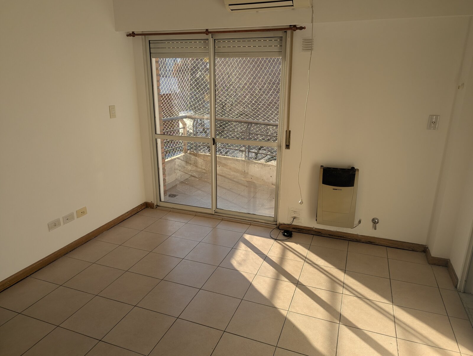 Alquiler | Córdoba y Suipacha | Departamento 1 Dormitorio con Balcón Al Frente Excelente Ubicación - 4