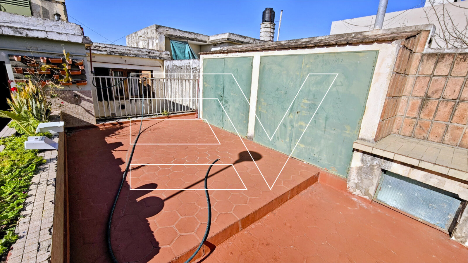 VENTA. B° PROVIDENCIA. AMPLIA PROPIEDAD. 4 DORM 3 BAÑOS. GRAN PATIO Y GALERIA. GARAGE - Imagen 19