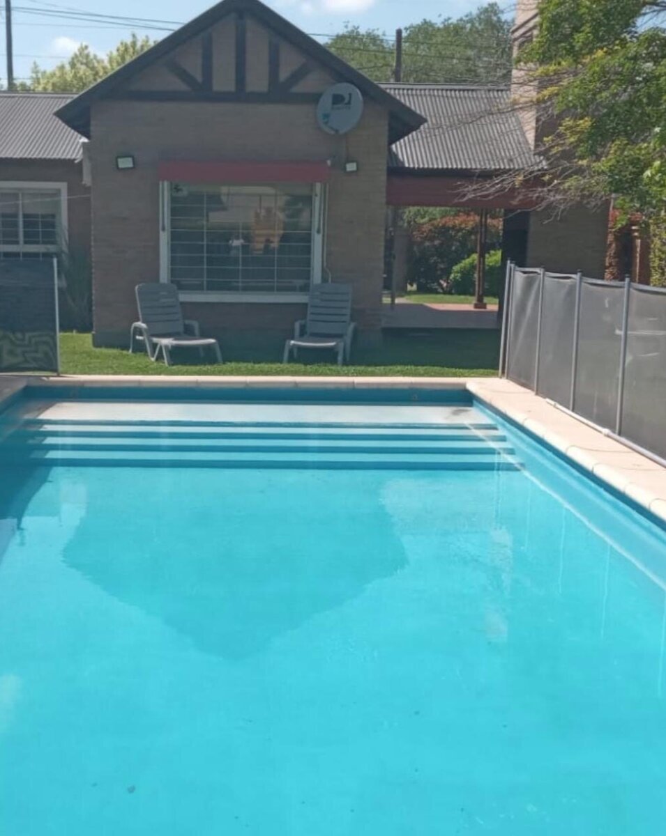 ROLDAN - CASA EN VENTA - APTA CREDITO- CHALET CON PISCINA Y 2 DORMITORIOS - LÍMITE CON FUNES - 3