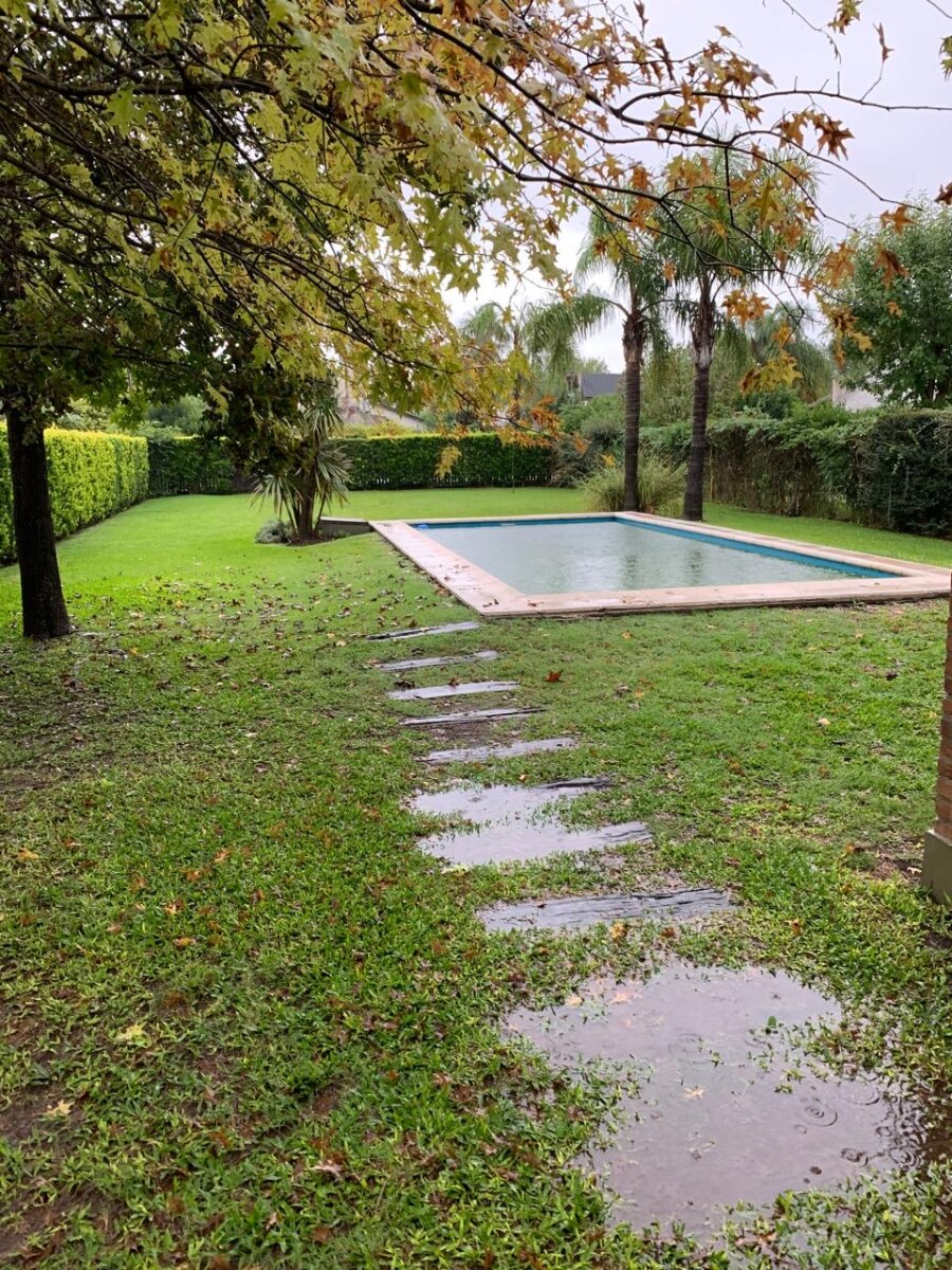 ROLDAN - CASA EN VENTA - APTA CREDITO- CHALET CON PISCINA Y 2 DORMITORIOS - LÍMITE CON FUNES - 12