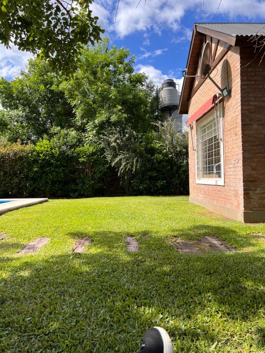ROLDAN - CASA EN VENTA - APTA CREDITO- CHALET CON PISCINA Y 2 DORMITORIOS - LÍMITE CON FUNES - 5