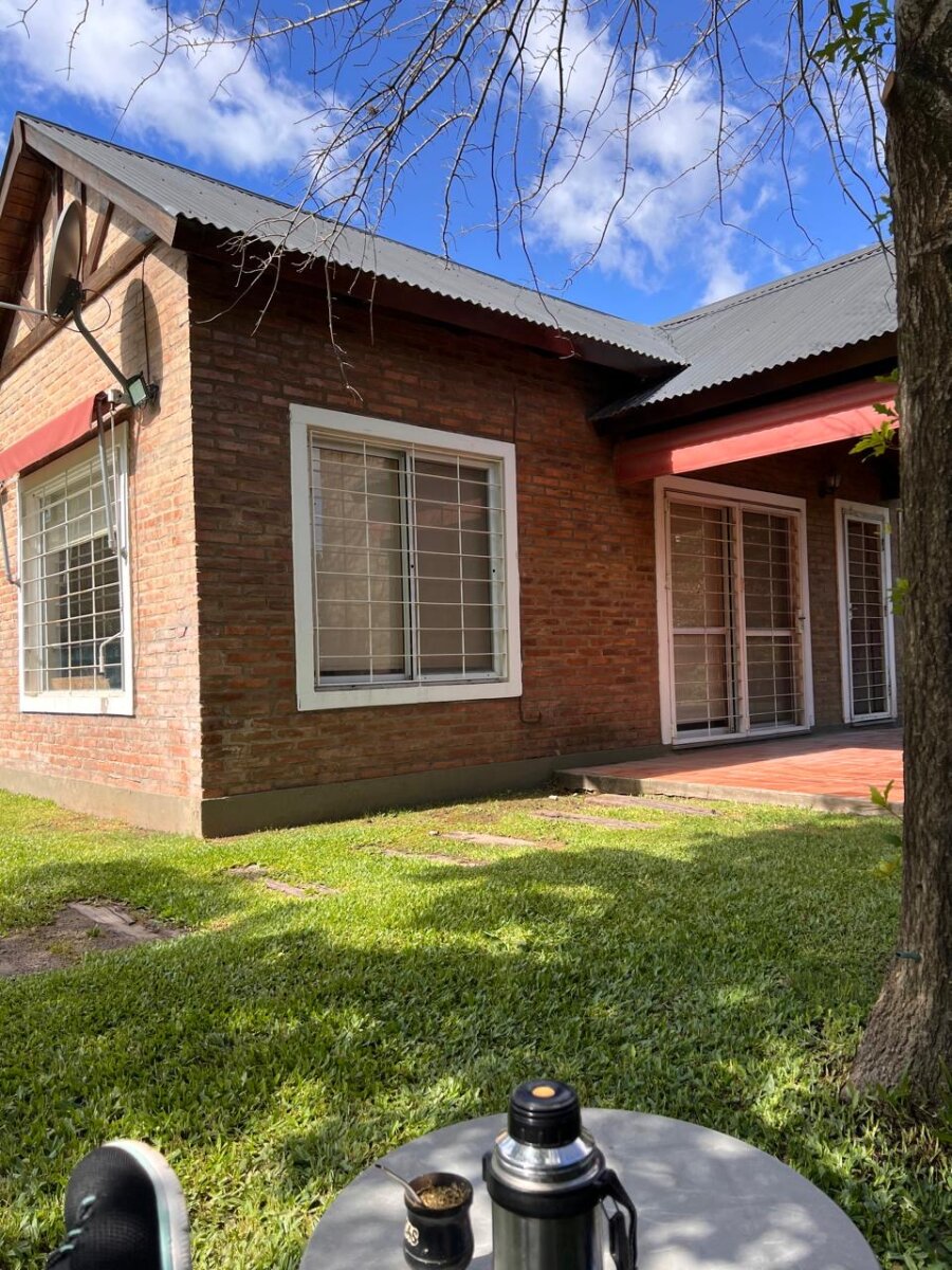 ROLDAN - CASA EN VENTA - APTA CREDITO- CHALET CON PISCINA Y 2 DORMITORIOS - LÍMITE CON FUNES - 4
