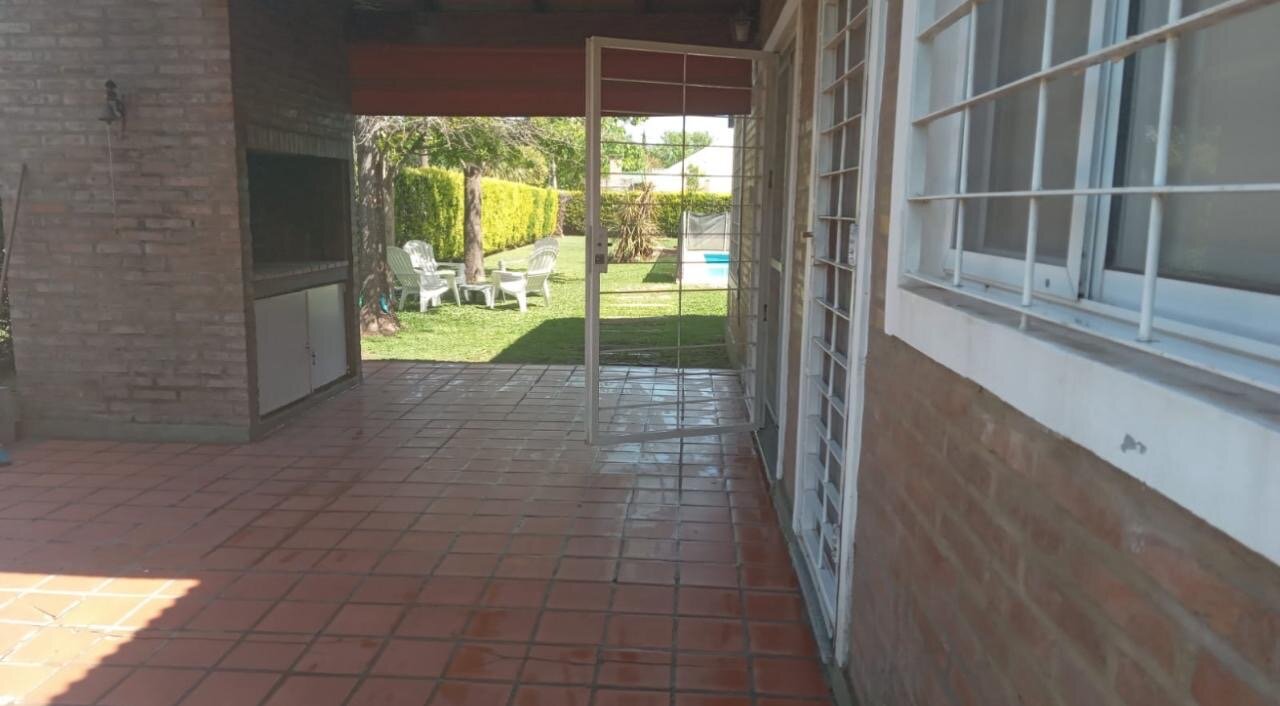 ROLDAN - CASA EN VENTA - APTA CREDITO- CHALET CON PISCINA Y 2 DORMITORIOS - LÍMITE CON FUNES - 15