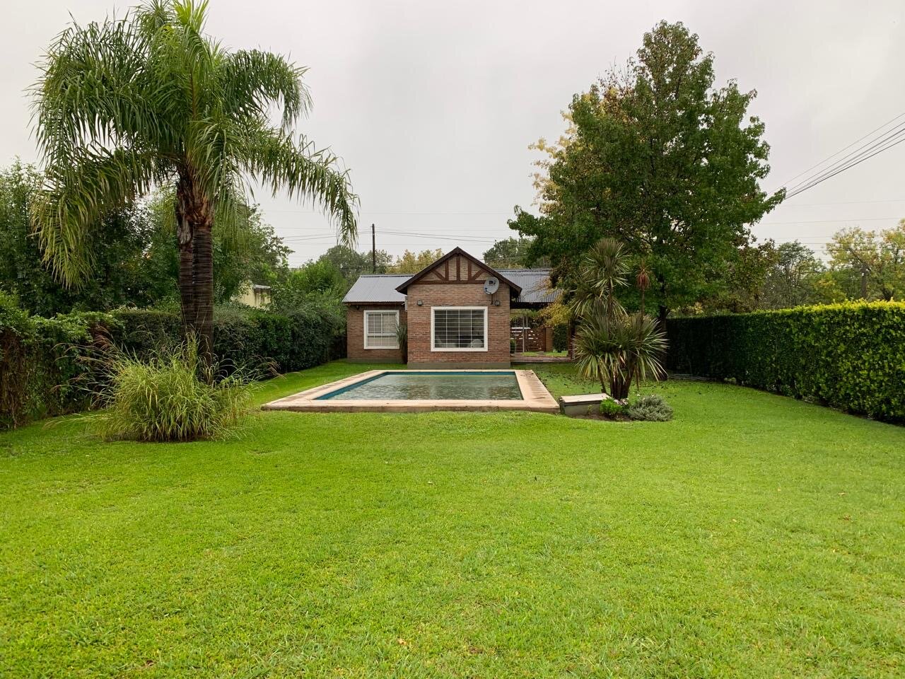 ROLDAN - CASA EN VENTA - APTA CREDITO- CHALET CON PISCINA Y 2 DORMITORIOS - LÍMITE CON FUNES - 21