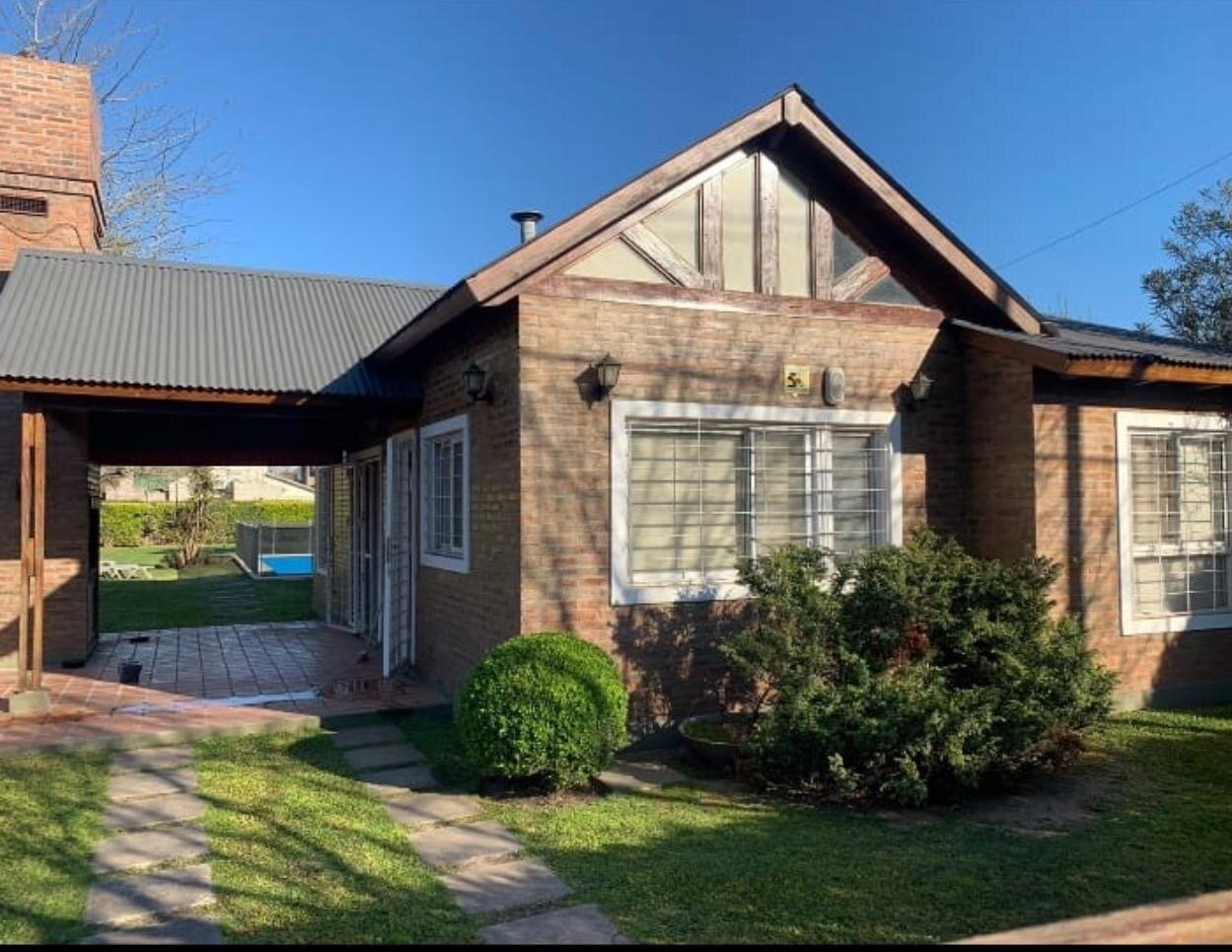 ROLDAN - CASA EN VENTA - APTA CREDITO- CHALET CON PISCINA Y 2 DORMITORIOS - LÍMITE CON FUNES - 10