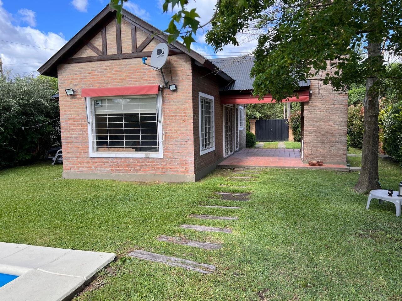 ROLDAN - CASA EN VENTA - APTA CREDITO- CHALET CON PISCINA Y 2 DORMITORIOS - LÍMITE CON FUNES - 2