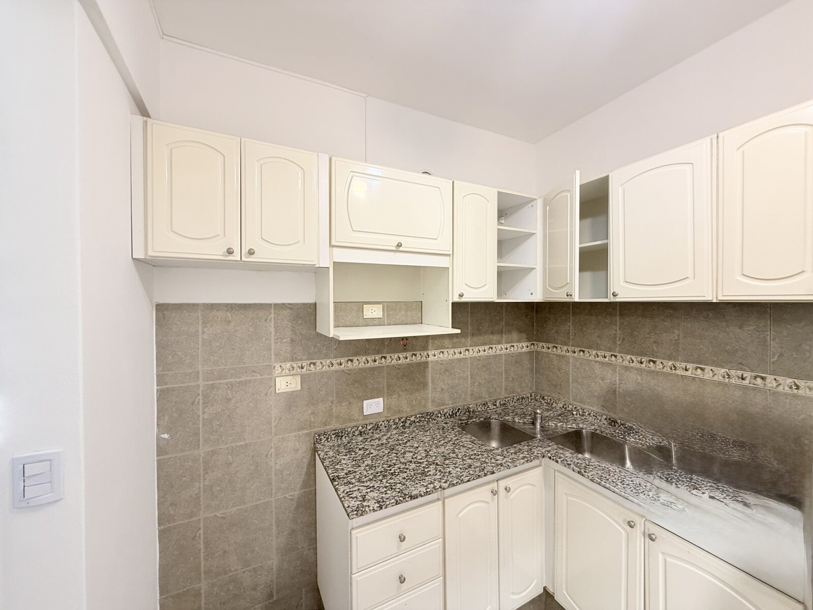 Amplio departamento 1 dormitorio - Barrio Centro - 2