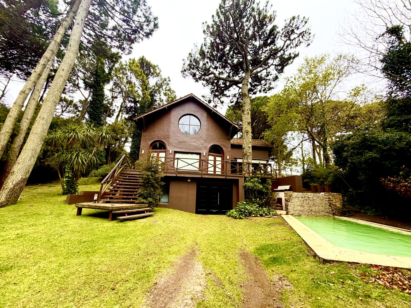 Casa en venta en oportunidad para reciclar- Cárilo . Excelente ubicación