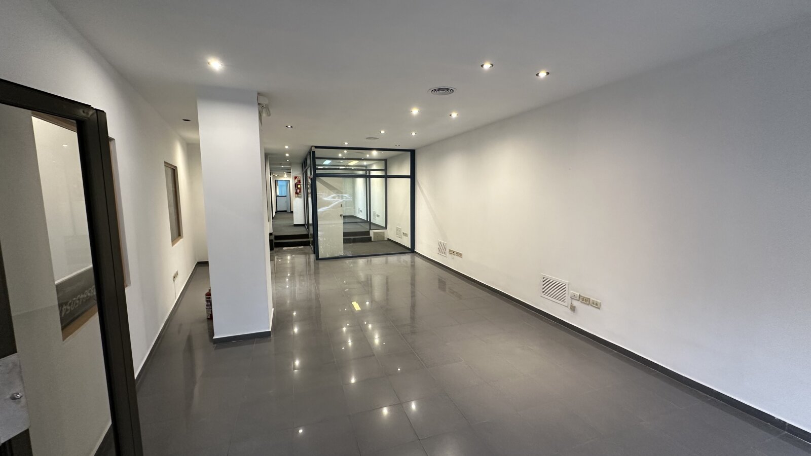 Importante local comercial / oficinas en alquiler - 1