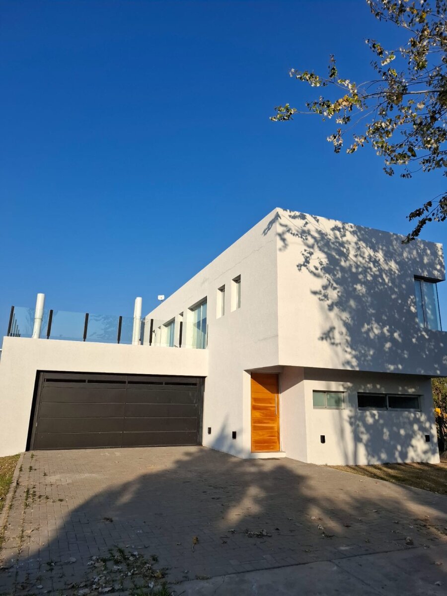 Hermosa casa en Puerto Roldán, calle Los quebrachos, lote 312. - 1