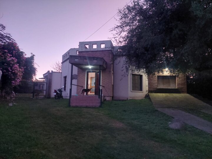 Casa 4 dormitorios Villa Allende