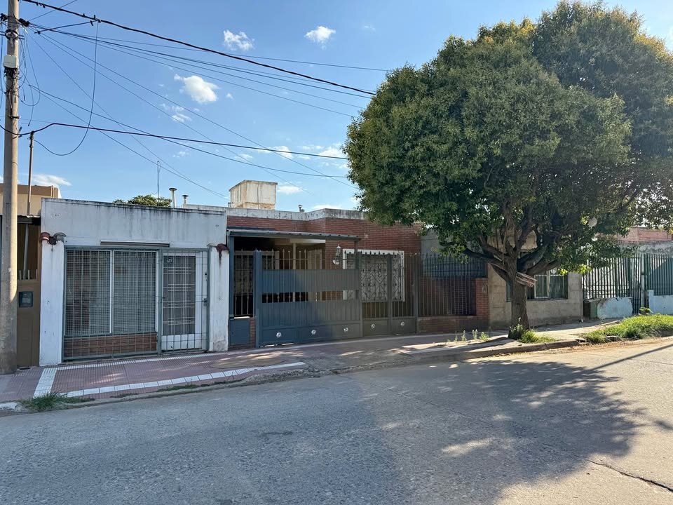 006 Casa de 3 Dormitorios con Patio y cochera APTA CRÉDITO