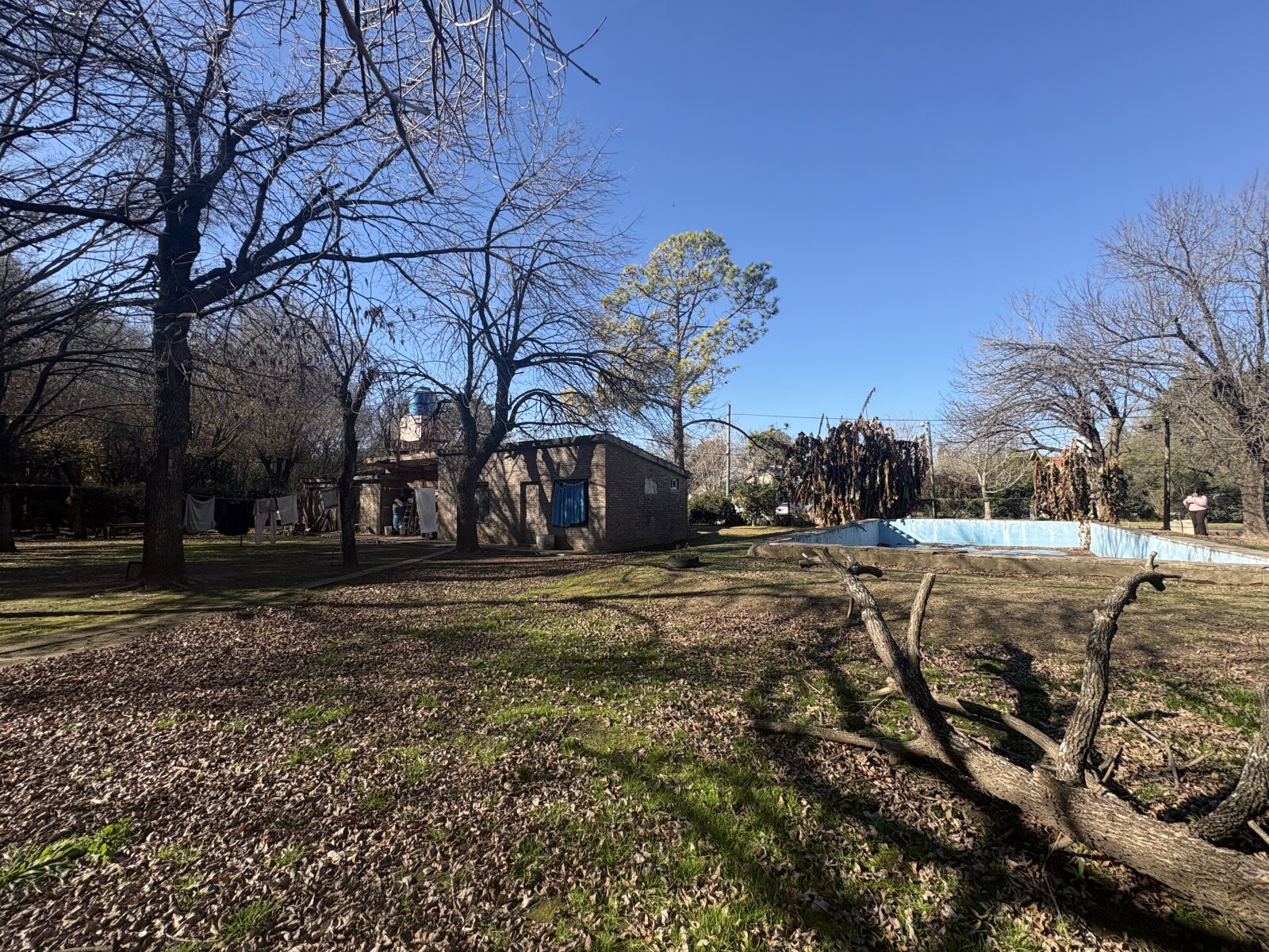 ROLDAN - CASA EN VENTA -ESQUINA RESIDENCIAL CON CASA A RECICLAR - 2500m2 - 8