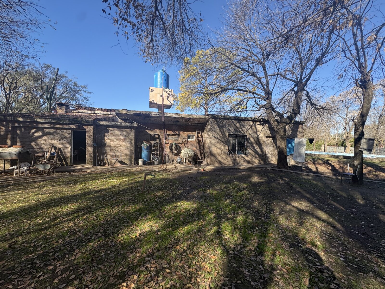 ROLDAN - CASA EN VENTA -ESQUINA RESIDENCIAL CON CASA A RECICLAR - 2500m2 - 7