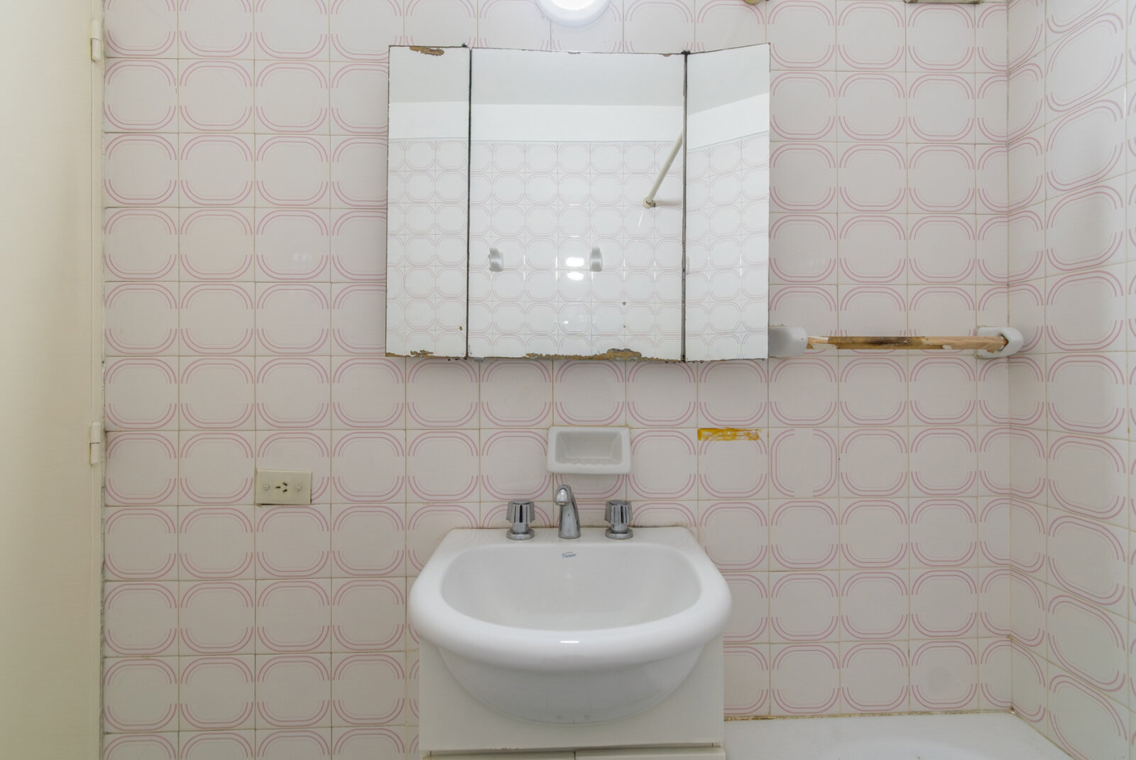 VENTA. DEPARTAMENTO 2 AMBIENTES. CON PATIO. RETIRO - 22