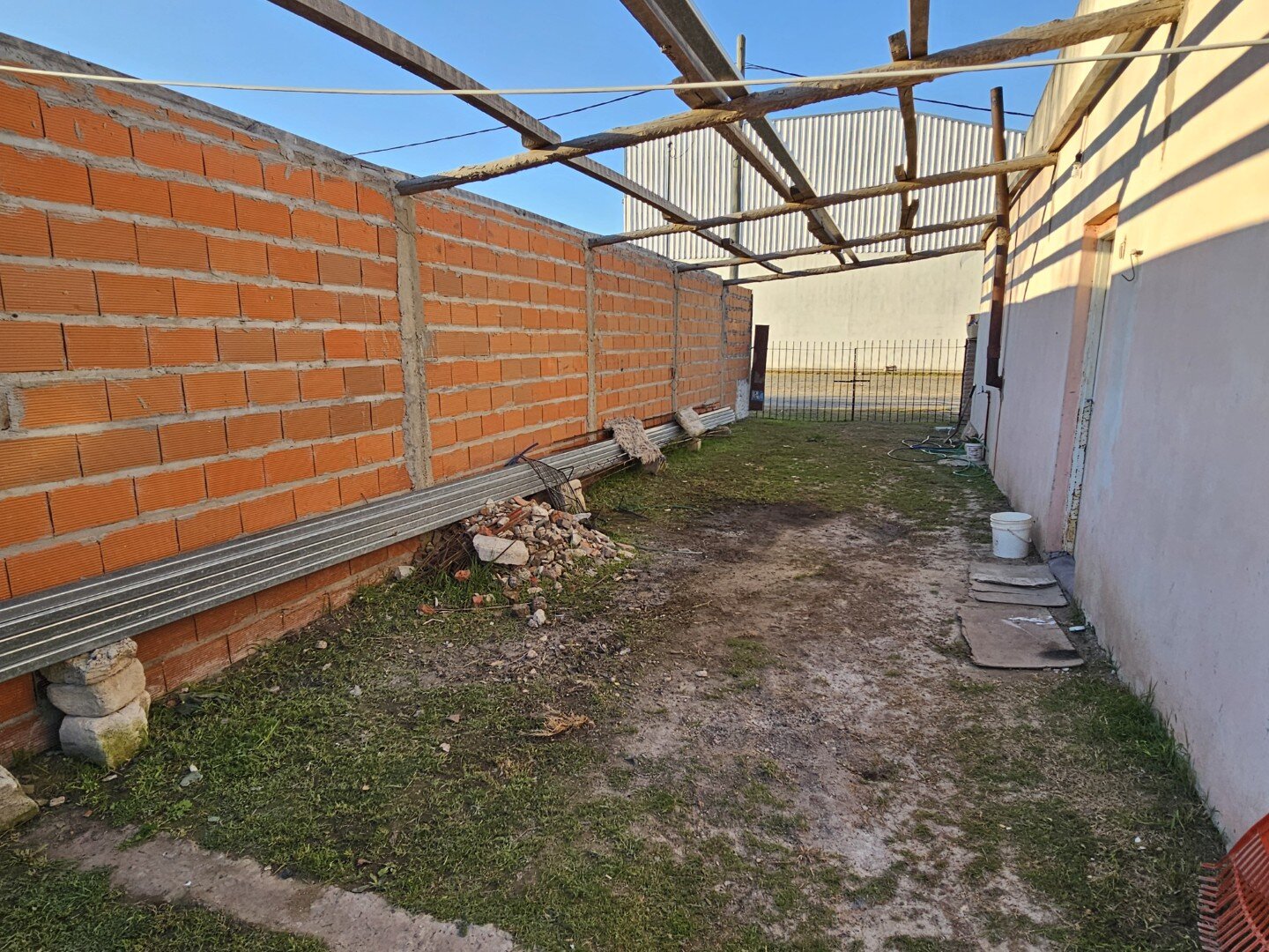 VENTA | Casa de 3 dormitorios sobre amplio terreno! Coronel Pringles, entre Liniers y Boulevard Brown - 24