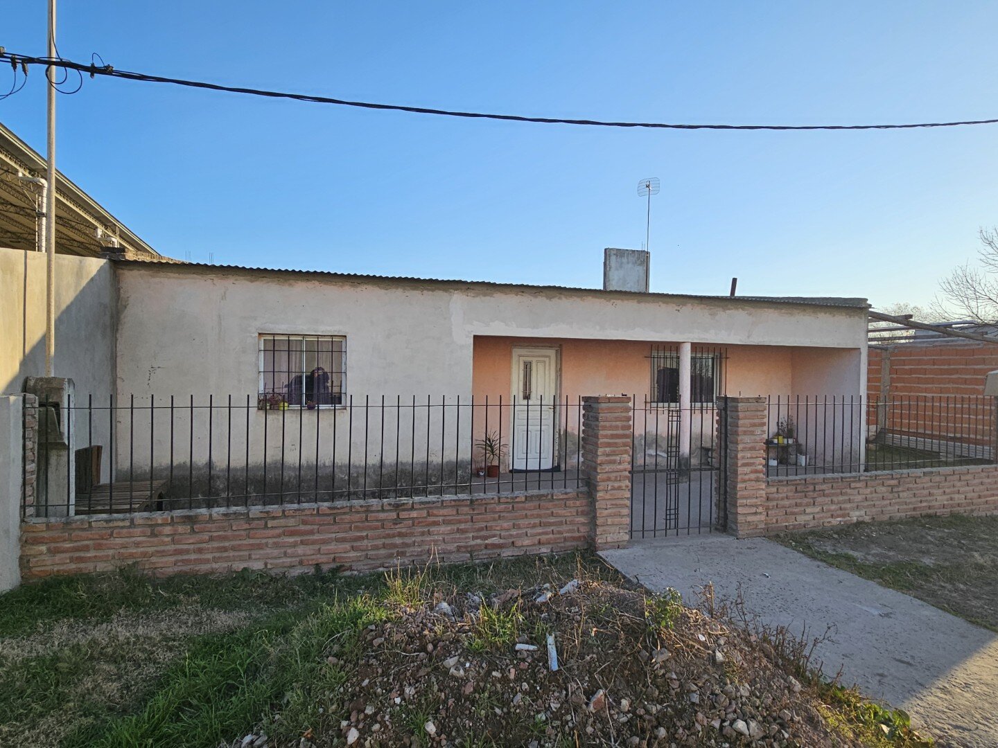 VENTA | Casa de 3 dormitorios sobre amplio terreno! Coronel Pringles, entre Liniers y Boulevard Brown - 2