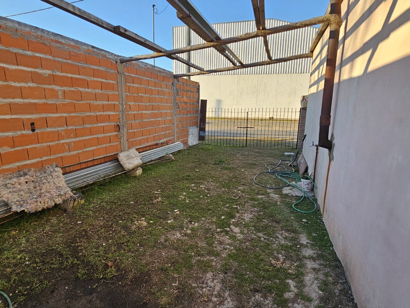 VENTA | Casa de 3 dormitorios sobre amplio terreno! Coronel Pringles, entre Liniers y Boulevard Brown - 21