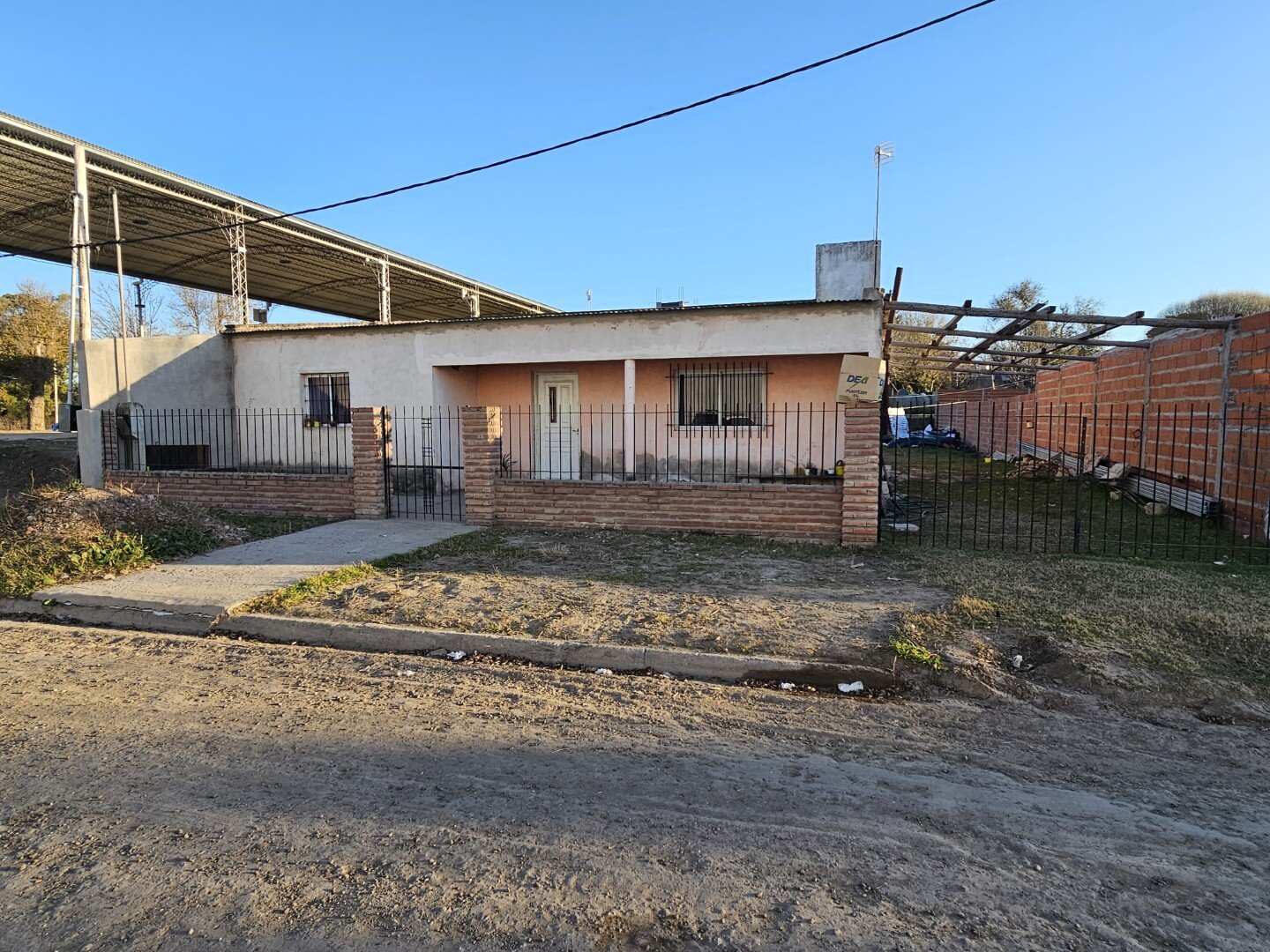 VENTA | Casa de 3 dormitorios sobre amplio terreno! Coronel Pringles, entre Liniers y Boulevard Brown - 1