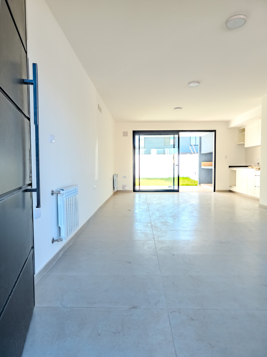 Duplex A Estrenar de 2 dormitorios con cochera y galería con asador. Mza 41 Lote 20. Docta Boulevard