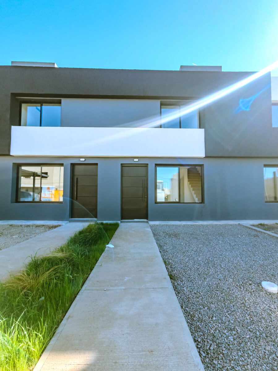 Duplex A Estrenar de 2 dormitorios con cochera y galería con asador. Mza 41 Lote 20. Docta Boulevard — foto 3