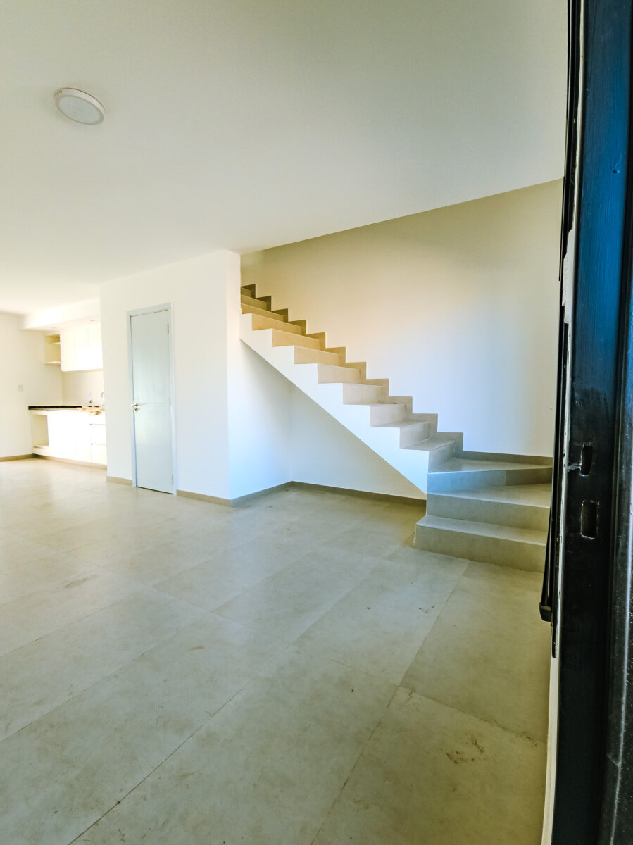 Duplex A Estrenar de 2 dormitorios con cochera y galería con asador. Mza 41 Lote 20. Docta Boulevard — foto 4