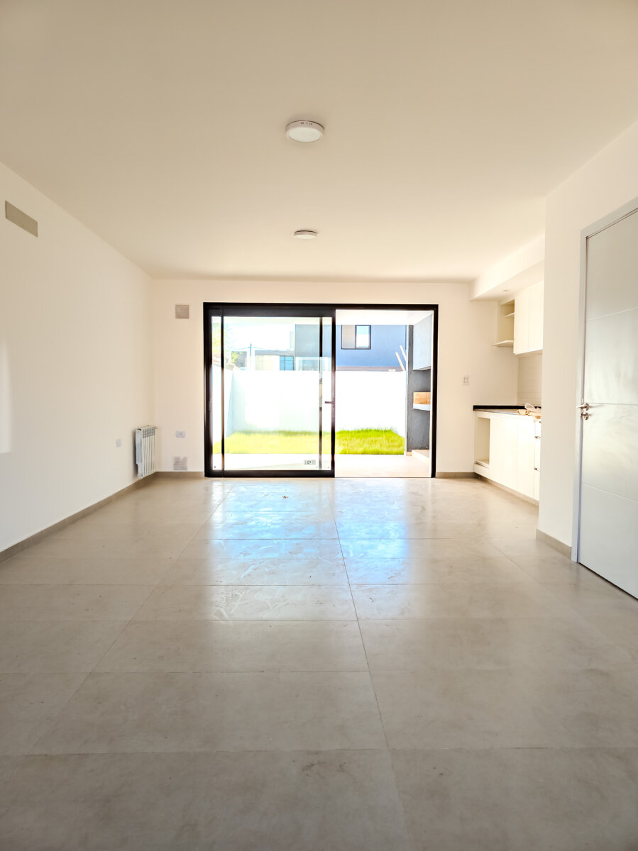 Duplex A Estrenar de 2 dormitorios con cochera y galería con asador. Mza 41 Lote 20. Docta Boulevard — foto 5