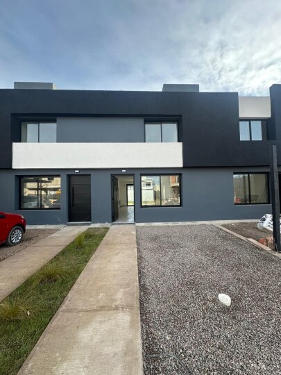 Duplex de 2 dormitorios con cochera y galería con asador. Mza 41 Lote 20. Docta Boulevard