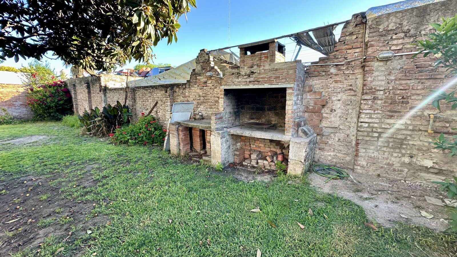 Vendo Casa 2 Dorm. Barrio Marques Amplio Jardin y Cochera - Imagen 4