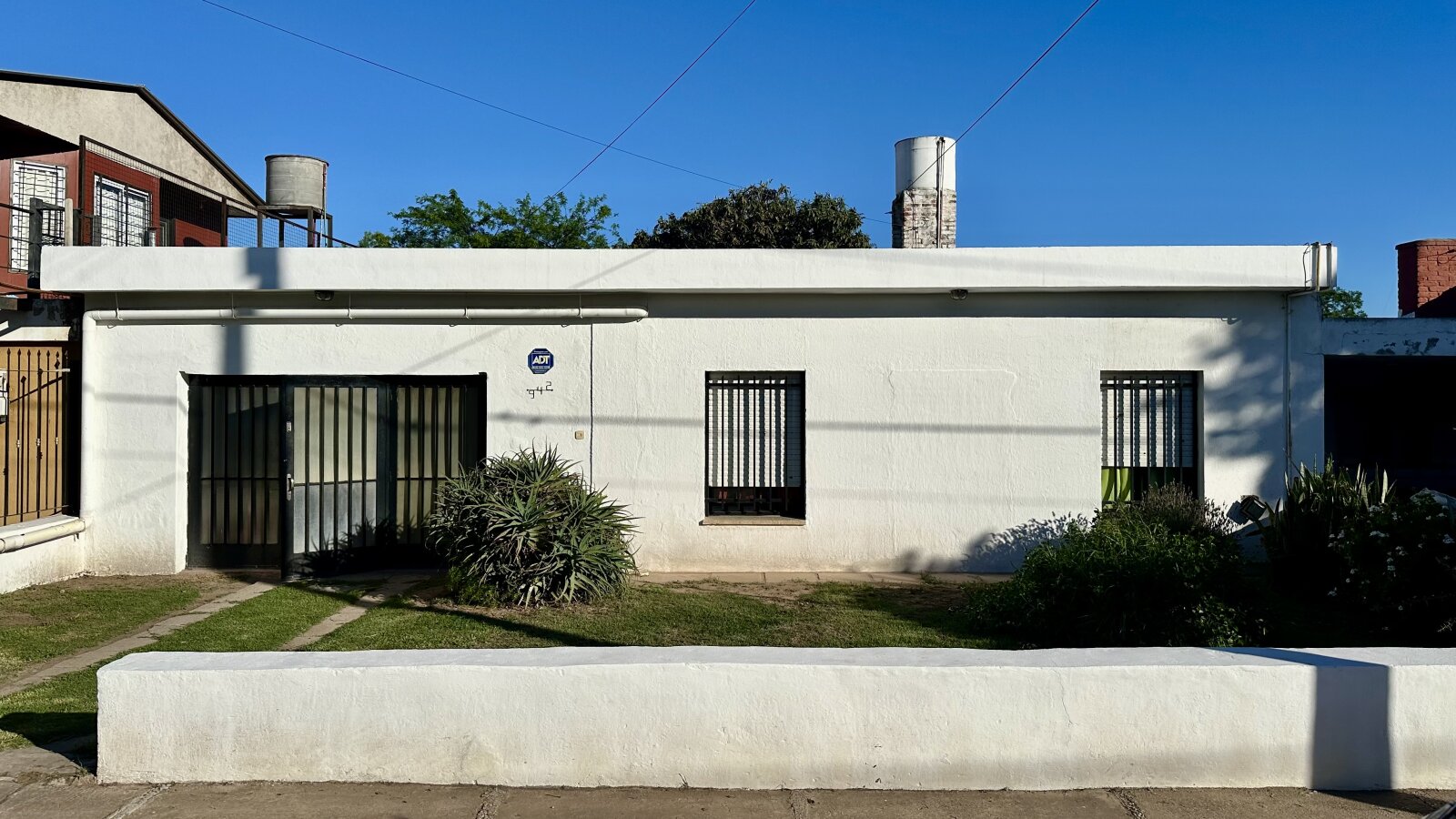 Vendo Casa 2 Dorm. Barrio Marques Amplio Jardin y Cochera