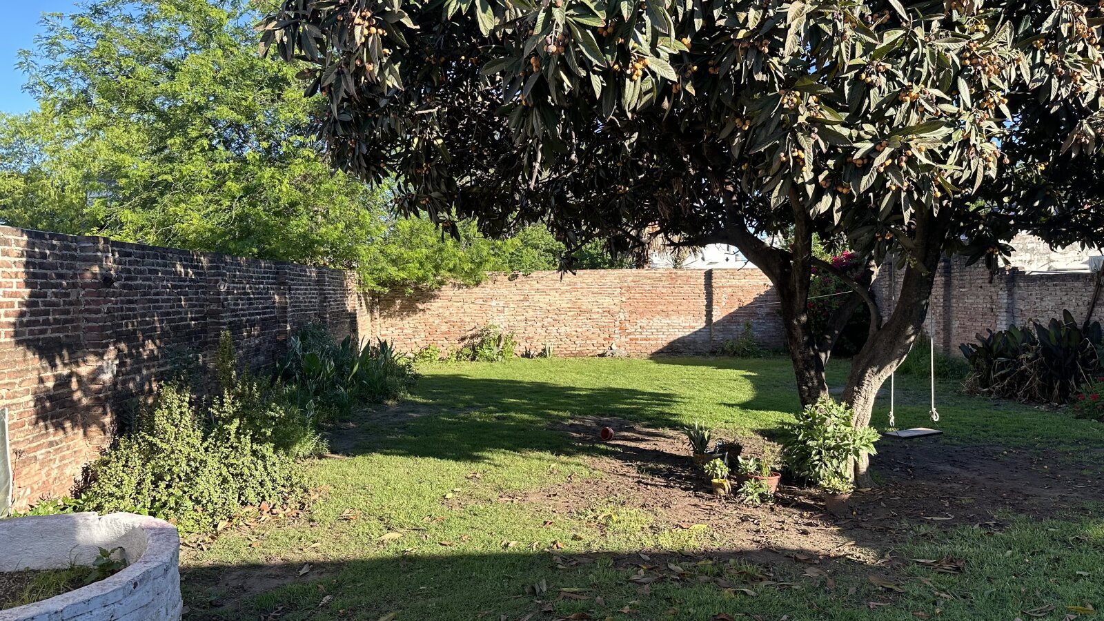 Vendo Casa 2 Dorm. Barrio Marques Amplio Jardin y Cochera - Imagen 2