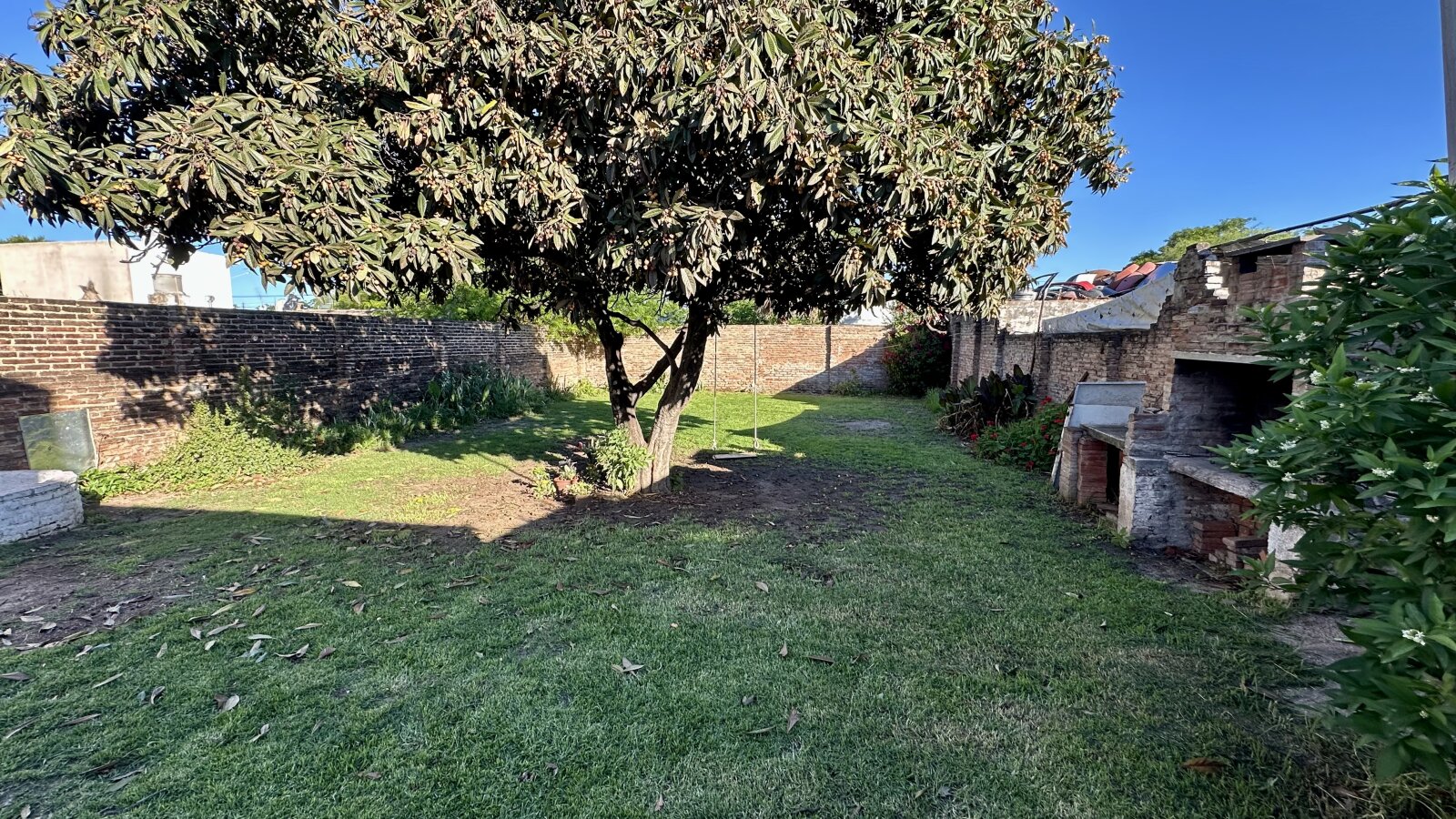 Vendo Casa 2 Dorm. Barrio Marques Amplio Jardin y Cochera - Imagen 3