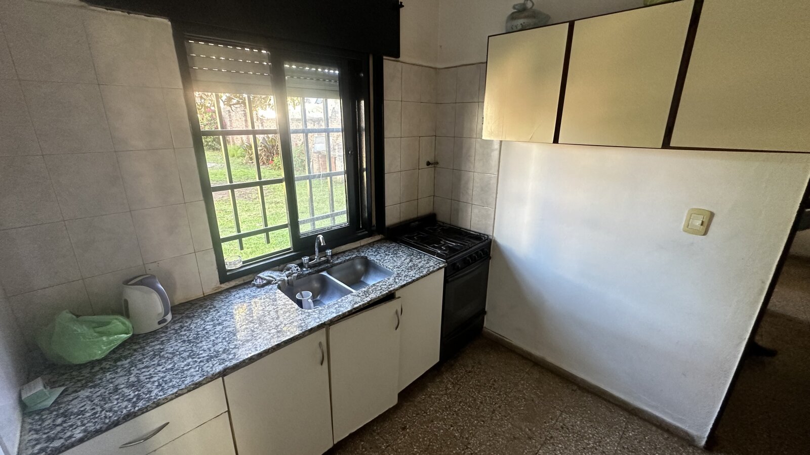 Vendo Casa 2 Dorm. Barrio Marques Amplio Jardin y Cochera - Imagen 6