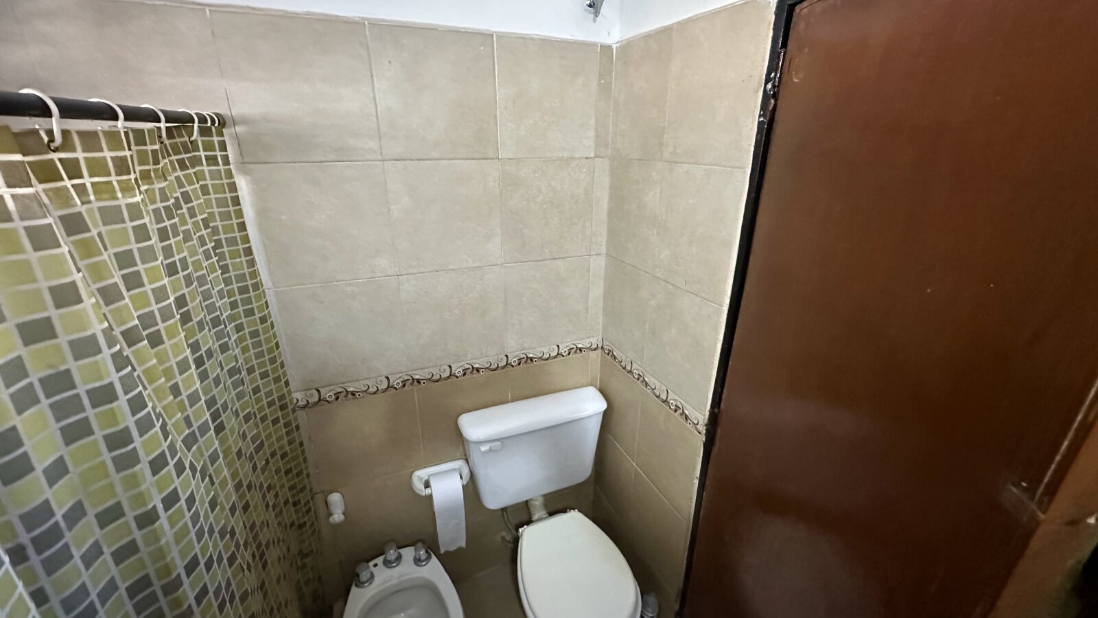Vendo Casa 2 Dorm. Barrio Marques Amplio Jardin y Cochera - Imagen 7