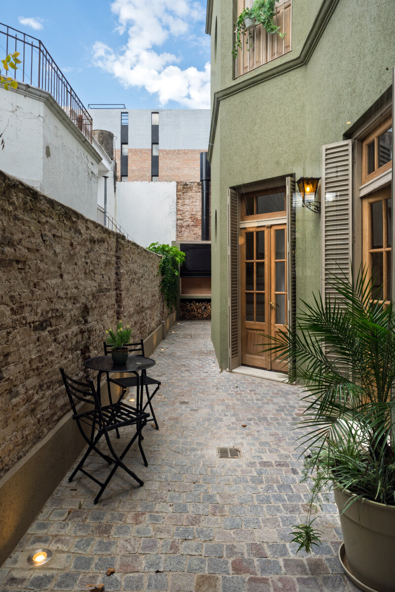 VENTA RICCHIERI 400, CASA DOS PLANTAS, 3 DORMITORIOS, 3 BAÑOS, CON COCHERA. - 25