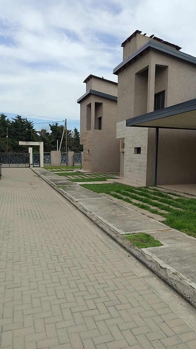VENTA EXCELENTE CASA 2 DORM 2BAÑOS C/PATIO en HOUSING B° CAMPO NORTE - E53 USD 115.000 - Imagen 2