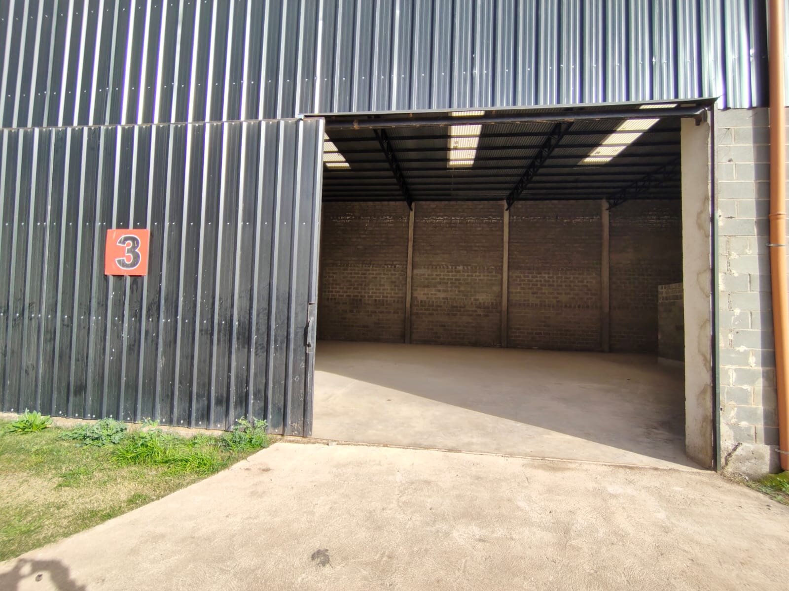 ALQUILO NAVES INDUSTRIALES DE 400 M2 CON OFICINA EN LOS BOULEVARES - Imagen 7