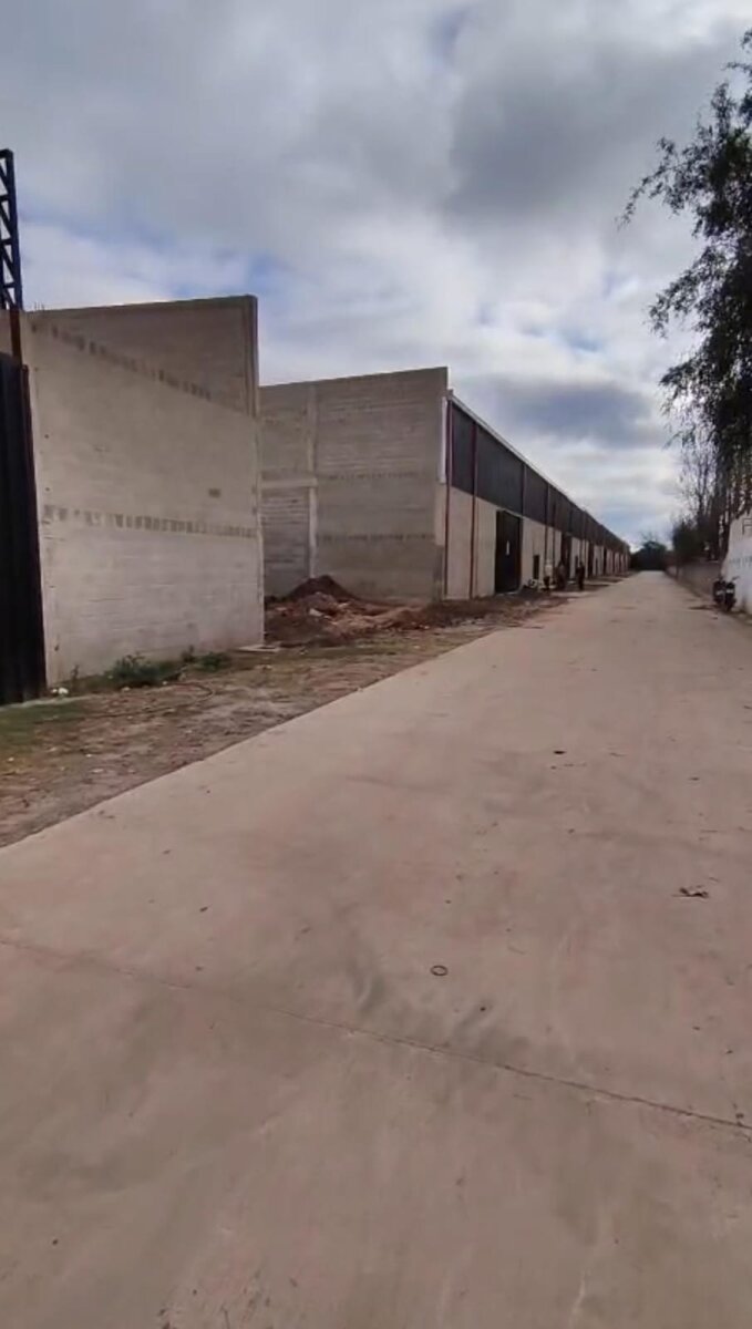 ALQUILO NAVES INDUSTRIALES DE 400 M2 CON OFICINA EN LOS BOULEVARES - Imagen 3