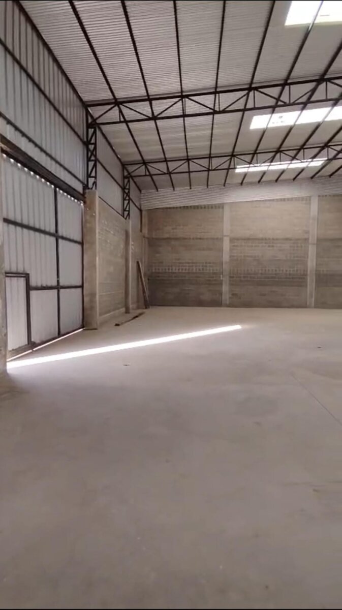 ALQUILO NAVES INDUSTRIALES DE 400 M2 CON OFICINA EN LOS BOULEVARES - Imagen 12