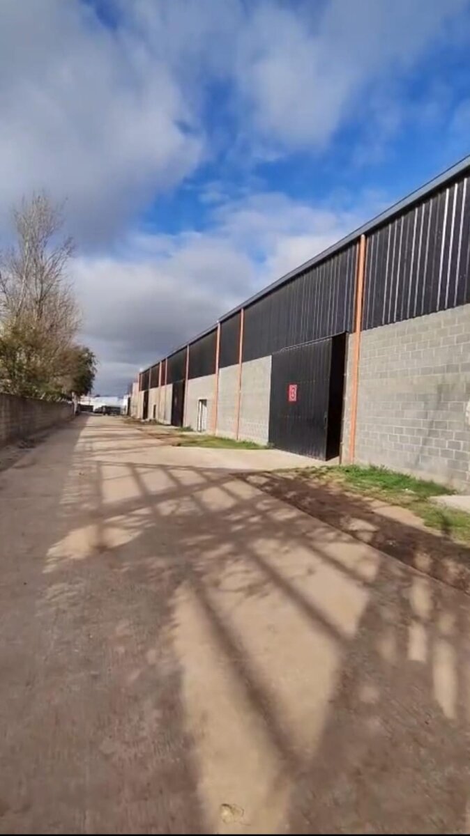 ALQUILO NAVES INDUSTRIALES DE 400 M2 CON OFICINA EN LOS BOULEVARES - Imagen 14