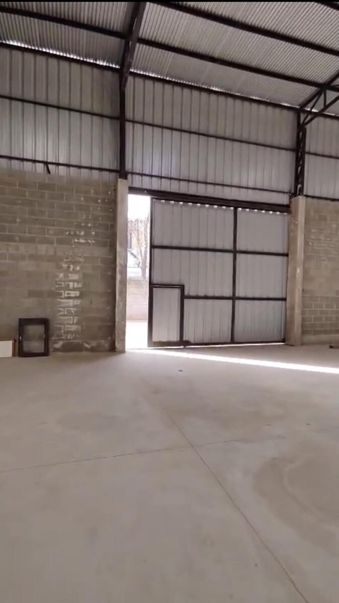 ALQUILO NAVES INDUSTRIALES DE 400 M2 CON OFICINA EN LOS BOULEVARES - Imagen 10